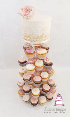 Cupcaketower in Lachsrosa, Weiss und Gold zur Hochzeit von Fabiola und Andreas