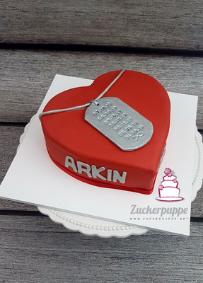 Herztorte mit seinem Schmuck - Anhänger mit den wichtigsten Daten seiner Liebe zum 31. Geburtstag von Arkin