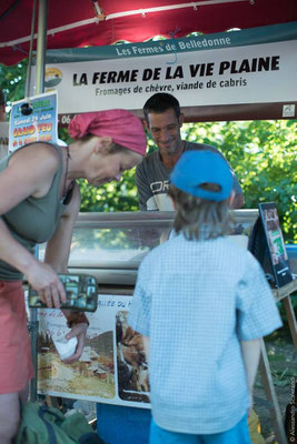 Marché fermier habituel du 2e samedi du mois avec des producteurs du coin. Au panier : miel, tisanes, pains, bières, légumes, fromages, viande et même... un barbier !