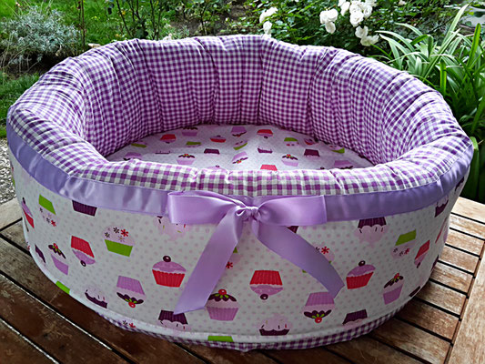 Körbchen: " Cupcake  " Hat einen Bodendurchemsser von 50 cm und ist aus Baumwolle bei 40'C in der Maschine waschbar.