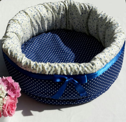 Körbchen: " Blue Flower" Hat einen Bodendurchemsser von 50 cm und ist aus Baumwolle bei 40'C in der Maschine waschbar.