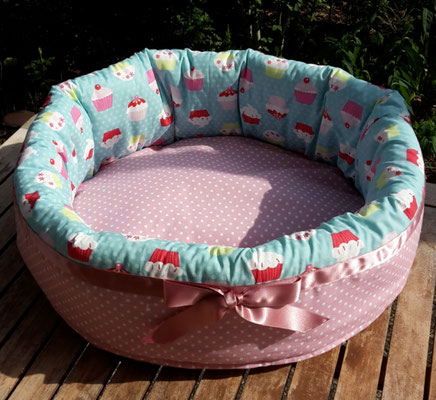 Körbchen: " Cupcake " Hat einen Bodendurchemsser von 50 cm und ist aus Baumwolle bei 40'C in der Maschine waschbar.