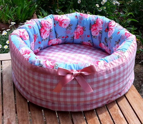 Körbchen: " Shabby Chic 2  " Hat einen Bodendurchemsser von 50 cm und ist aus Baumwolle bei 40'C in der Maschine waschbar.