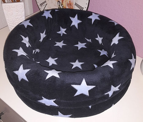 Körbchen : "Blue Star" Hat einen Bodendurchemsser von 40 cm und ist aus Kuschelfleece, bei 40'C in der Maschine waschbar.
