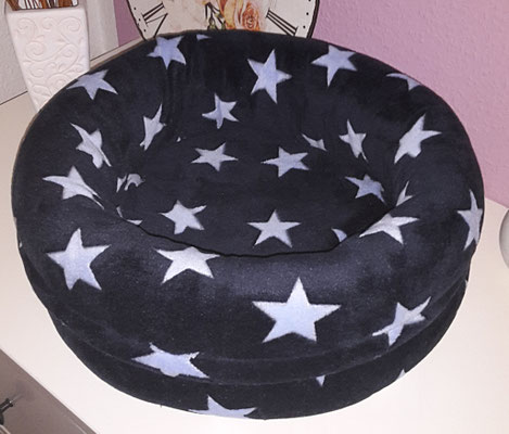 Körbchen : "Blue Star" Hat einen Bodendurchemsser von 40 cm und ist aus Kuschelfleece, bei 40'C in der Maschine waschbar.