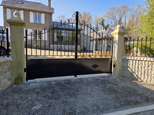 Pilier granit avec chapeau boule granit