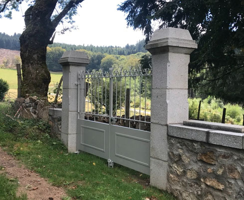 Pilier en granit gris