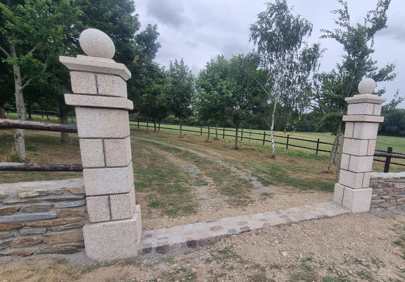 Piliers d'entrée de parc en granit beige