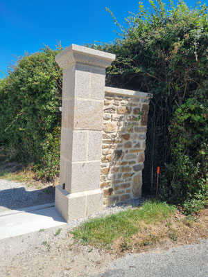 Pilier granit couronnement doucine 
