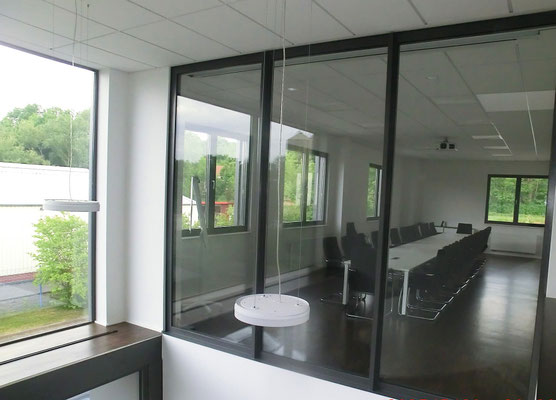 Besprechungsraum hinter Brandschutzverglasung