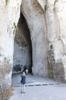 Das Ohr des Dionysios, eine künstliche Grotte von 65 m Länge, 23 m Höhe und einer Breite von 5 m bis 11 m. 