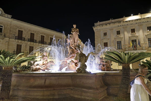 Fontana di Diana bei Nacht