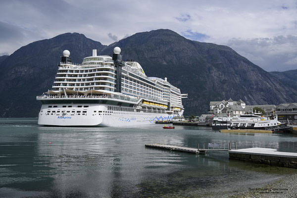 Kreuzfahrtschiff in Eidfjord