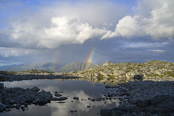 Regenbogen am Gipfel des Molden