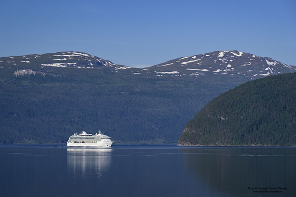 Kreuzfahrtschiff im Nordfjord