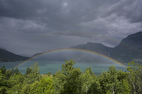 Regenbogen über dem Lustrafjord