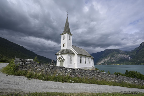 Kirche von Nes am Lustrafjord