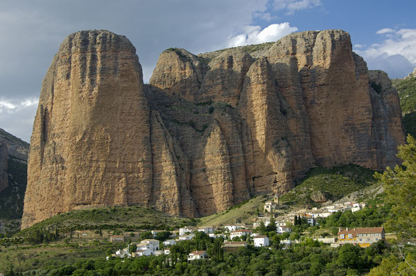 Mallos de Riglos mit dem Dorf Riglos (E)