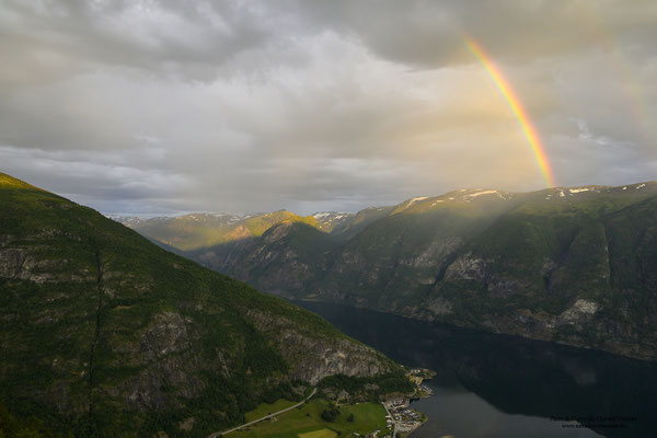 Regenbogen am Stegastein, Aurlandsfjord