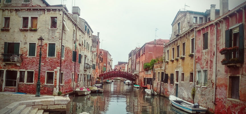 Laisse les gondoles a Venise