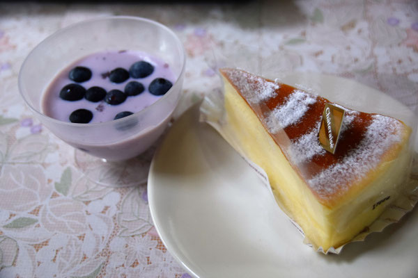 お誕生日会にはケーキを頂けるお楽しみがあります。そして、勝さんと房子さんのお庭にあるブルーベリーの木からもぎたてのおいしい！も届いていました。感謝です。