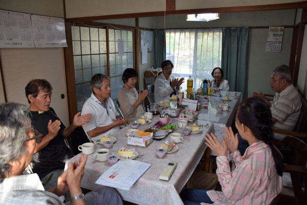 8月のお誕生日会が始まりました。ハッピーバースデーツーユーを手を叩きながらみんなで歌います。N兄が8月で71歳になられました。