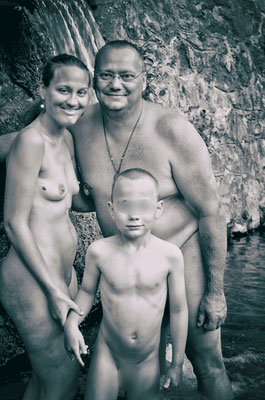 Noel Lauffenburger family. Naturisme en famille, naked, nude, naturiste