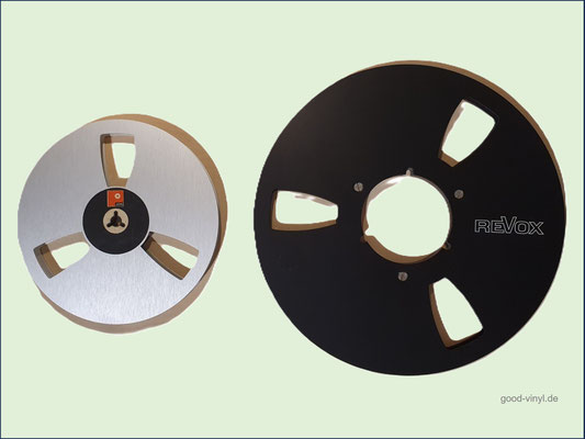 Größenvergleich einer 18 cm BASF-Tonbandspule zu einer 26,5 cm REVOX-NAB-Spule