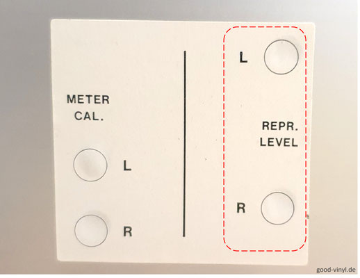 Ausschnitt der Bodenplatte mit den Slots zum Justieren des Wiedergabe-Pegels  ("REPR. LEVEL") für beide Kanäle