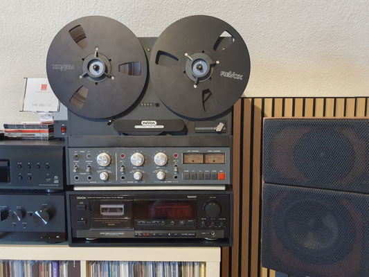 Das REVOX-B77 steht auf der DIY-Konsole. In der Konsole befindet sich das DENON DRM-800 Kassettendeck. 