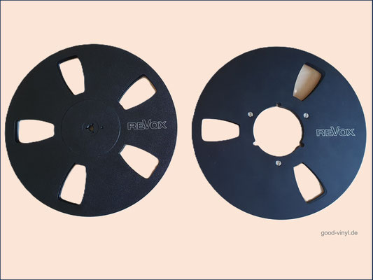 Eine REVOX Spule für eine Dreizack-Aufnahme (links) und eine REVOX-Spule für eine NAB-Aufnahme (rechts)