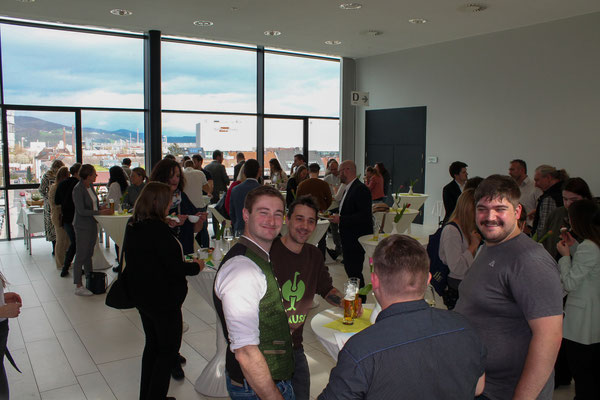 Gäste im Gespräch mit Ausblick auf Linz