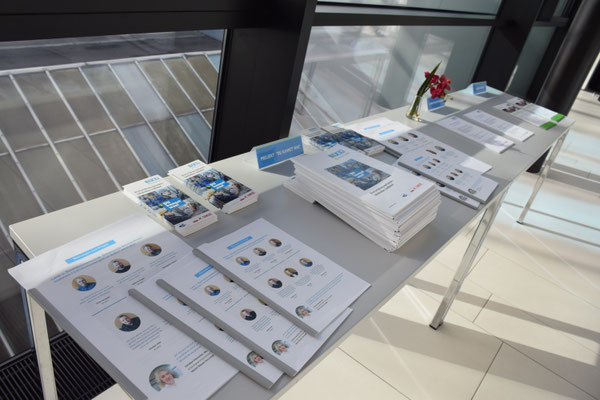 Tisch mit zahlreichen Informationbroschüren des FAV OÖ