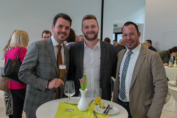 Drei Männer posieren gut gelaunt vor der Kamera