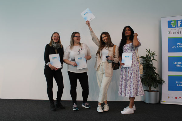 Vier Teilnehmerinnen freuen sich über ihren erfolgreichen Abschluss