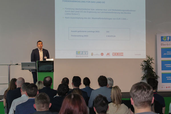 Präsentation der Förderthemen – Publikum hört zu