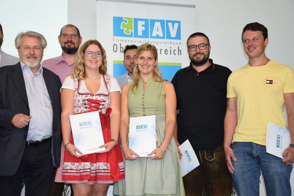 Teilnehmende mit Urkunden