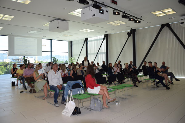 Publikum verfolgt aufmerksam das Programm