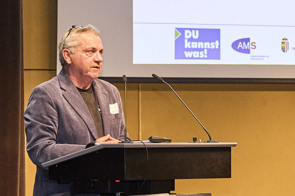 Christian Eichbauer präsentiert vor Publikum auf der Generalversammlung FAV OÖ