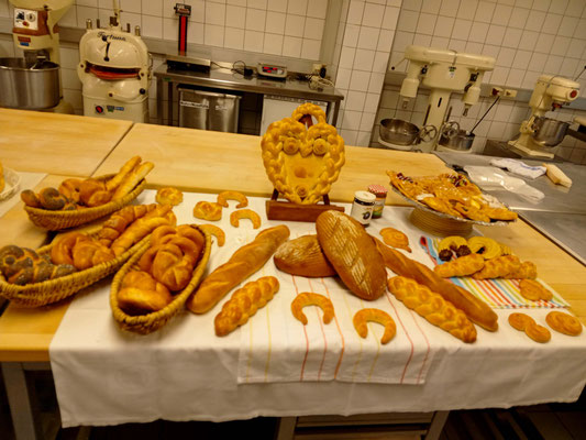 Vielfältige Gebäcksorten liebevoll angerichtet auf dem Tisch