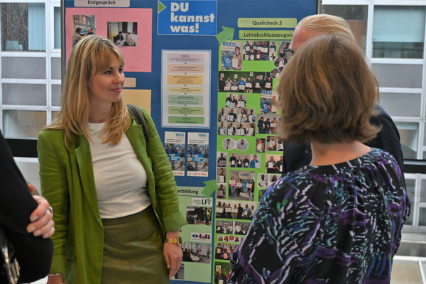 Teilnehmerin im Austausch vor der Projektwand "Du kannst was"