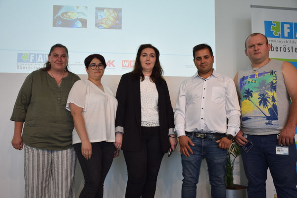 Gruppenbild von Absolvent:innen