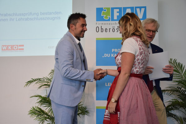 Urkundenverleihung mit Handschlag