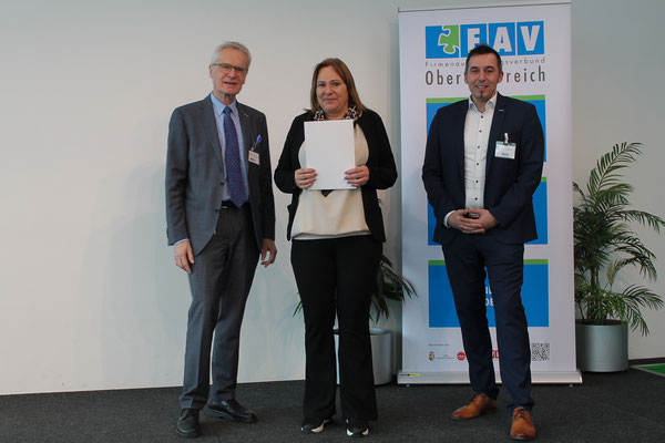 Teilnehmerin mit Urkunde und FAV-Vorstand im Bild