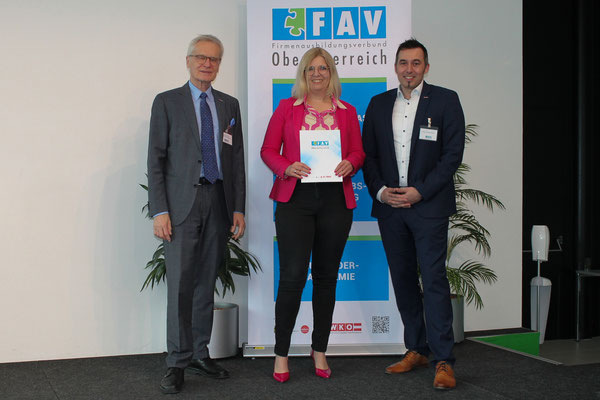Teilnehmerin nach Verleihung mit Vorstandsvertretung