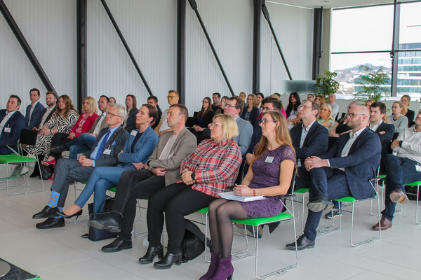 Gäste verfolgen aufmerksam den Vortrag