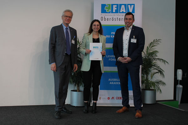 Einzelfoto mit Gratulation und Urkunde