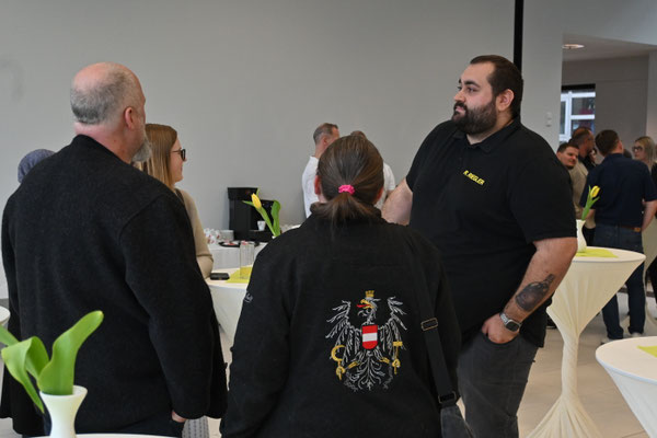 Gesprächsrunde im Foyer an Stehtischen