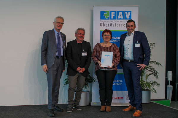 Gruppenfoto mit Absolventin und Projektleitung nach der Urkundenverleihung