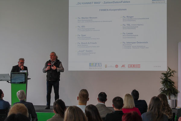 Erfahrungsbericht der Firma Wacker Neuson auf der Bühne vor Publikum